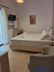 Ξενώνας Αμαλία - Guesthouse Amalia - Image 2
