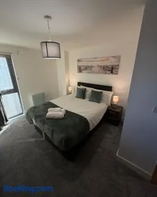 Central Liverpool 2-Bed Balcony Apartment by StaySavvy Accommodation - Image 4