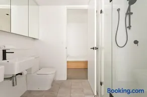 Sleek 2-Bed Apt Metres to Beach - Image 5