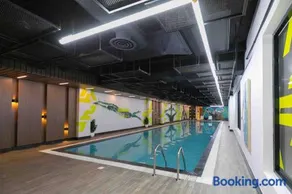 Modern 3BR with Gym and Pool - Image 1
