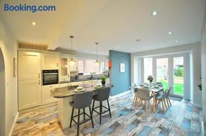 Luxury Bungalow, 3 bedrooms, 5 beds, sleeps 8, transport links, parking, Wi-Fi - Image 1