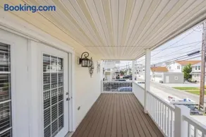 Spacious and Modern 4BR 3BA Gold Coast Condo Flat - Image 2