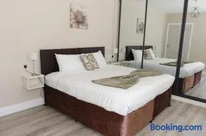 Coaches Corner - Modern Suite - Sleeps 3 - Flexible Beds - Parking - Near Town - Image 2