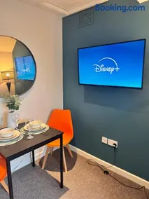 #81 Stylish Top Floor - for 2 - 10 mins to Brueton Park - " Perfect for Business Traveler and Couple - Free Parking" - Image 3