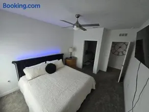 Corporate Luxe 2BR 2BA Apartment with Serene Water View 5 min from JAX Airport - Image 2