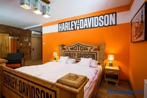 Retro hotel Garage - Image 2