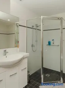 Cozy Yet Modern Stay near Train Station and Hospital - Image 5