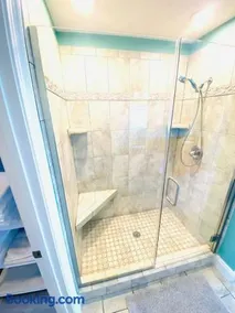 Newly renovated modern, spacious & quiet location - Image 2