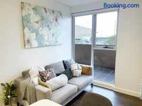 Chic Short Stay Retreat at Doncaster - Image 1