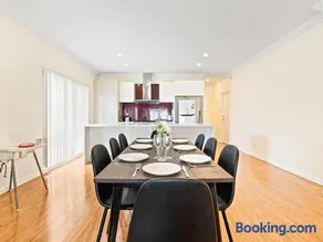 3BR 2 BTH No Stairs Aircon Big Athelstone Home - Image 4
