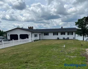 5BR Lakefront Getaway with hot tub - Image 1