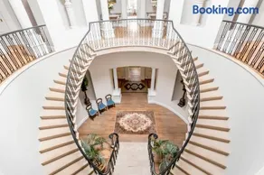 Beccles Georgian Mansion l 9 Bedrooms, Hot Tub & Parkland - Image 5