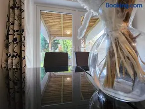 Newly Refurbished 3 Bedroom House with Lovely Garden - Image 4