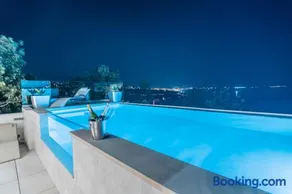 Villa The Boat with ROOFTOP POOL - Image 1