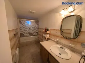 Autumn Fairy Tale, Comfy Entire House with parking - Image 3