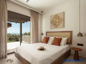 Villa Yoma- Luxury Villa with Heated Pool - Image 4