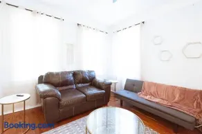 Modern 3BDR Retreat with Backyard Starland District - Image 1
