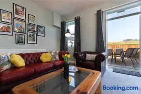 Auckland View a comfy & spacious 4bed with views - Image 1