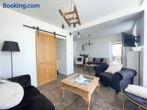 La clairiere Maison spacieuse rénovée joliment décorée tout confort 12 p 2 sdb 2 wc grand jardin clos, belle terrasse aménagée, parking privatif, ping pong baby foot proche Omaha Beach et Bayeux, chiens bienvenus - Image 3