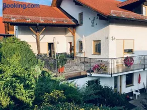 Attraente appartamento totalmente attrezzato con griglia, giardino e terrazza - Image 2
