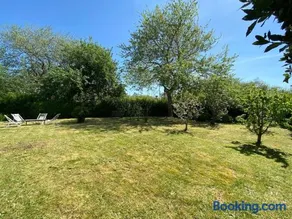 Sea-view house with large garden - Image 1