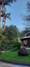 Refúgio em meio a montanhas com cachoeira e praia - Image 3