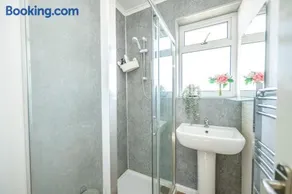 Cosy Sleeps 7 Leisure Contractors - Image 3