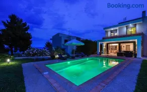 Pentanemi Luxury Villa - Image 4