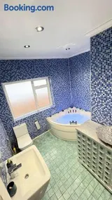 Large 5BR Family Home - Sleeps 10 - Near Wembley & Private Parking - Image 4