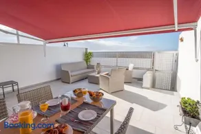 Luxurious apartment with large terrace and sea views - Image 1