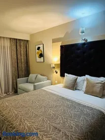 Hotel Plaza - Image 1