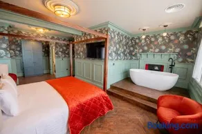 The Carre Arms Hotel & Restaurant - Image 3