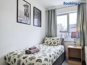 Guest Rooms Near City Centre & Dock Free Parking - Image 3