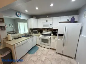 Cozy 1BR Just 2 Miles from LEGOLAND - Image 3