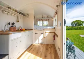 The Shepherds Hut at Anvil House - Image 3