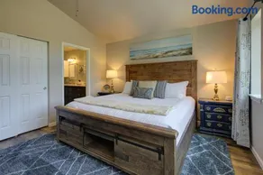 Ocean Views, Beach Access, Vacation Beach House - Image 4