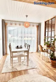 À deux pas du lac élégant chalet spacieux en domaine privé avec piscine restaurant et boulangerie - Image 5