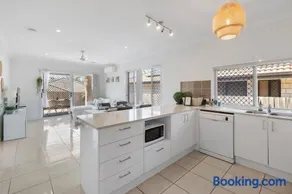 Modern 3BR Home in Peaceful Deebing Heights - Image 3