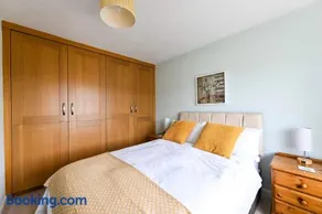 Spacious 3Bed Home in Maidenhead Sleeps 6 - Image 3