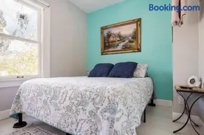 Cozy Aqua Private Suite with Parking - Image 1