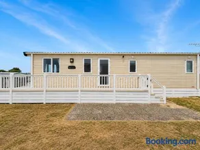 Modern 6 Berth Caravan With Full Decking At Kessingland Beach Ref 90010Td - Image 4