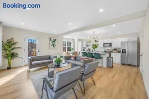 Group-Friendly 10BR Townhouse, Best Area in Bloomfield - Image 4