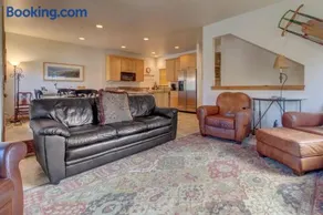 Comfortable Family Home with Private Hot Tub - Community Pool & Gym - Image 4