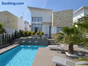 Villa with Garden & Roof Deck - Image 1