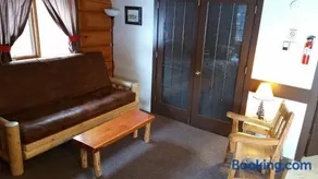 Twin Peaks Hotel Cabins - Image 3