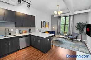 Cozy Chicago Smoke Ok 3BR Suite Near McCormick - Image 4