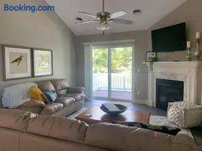 Modern 3-bedroom condo with gas fireplace - Image 1