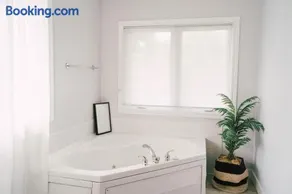 Sandbanks Cottage on Sheba's Island - 5 min drive, pet friendly - Image 1