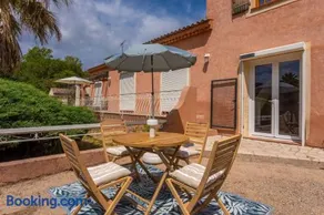 Modern Holiday Home Pool & Wifi - Image 4
