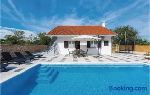 Three-Bedroom Holiday Home In Unesic - Image 1